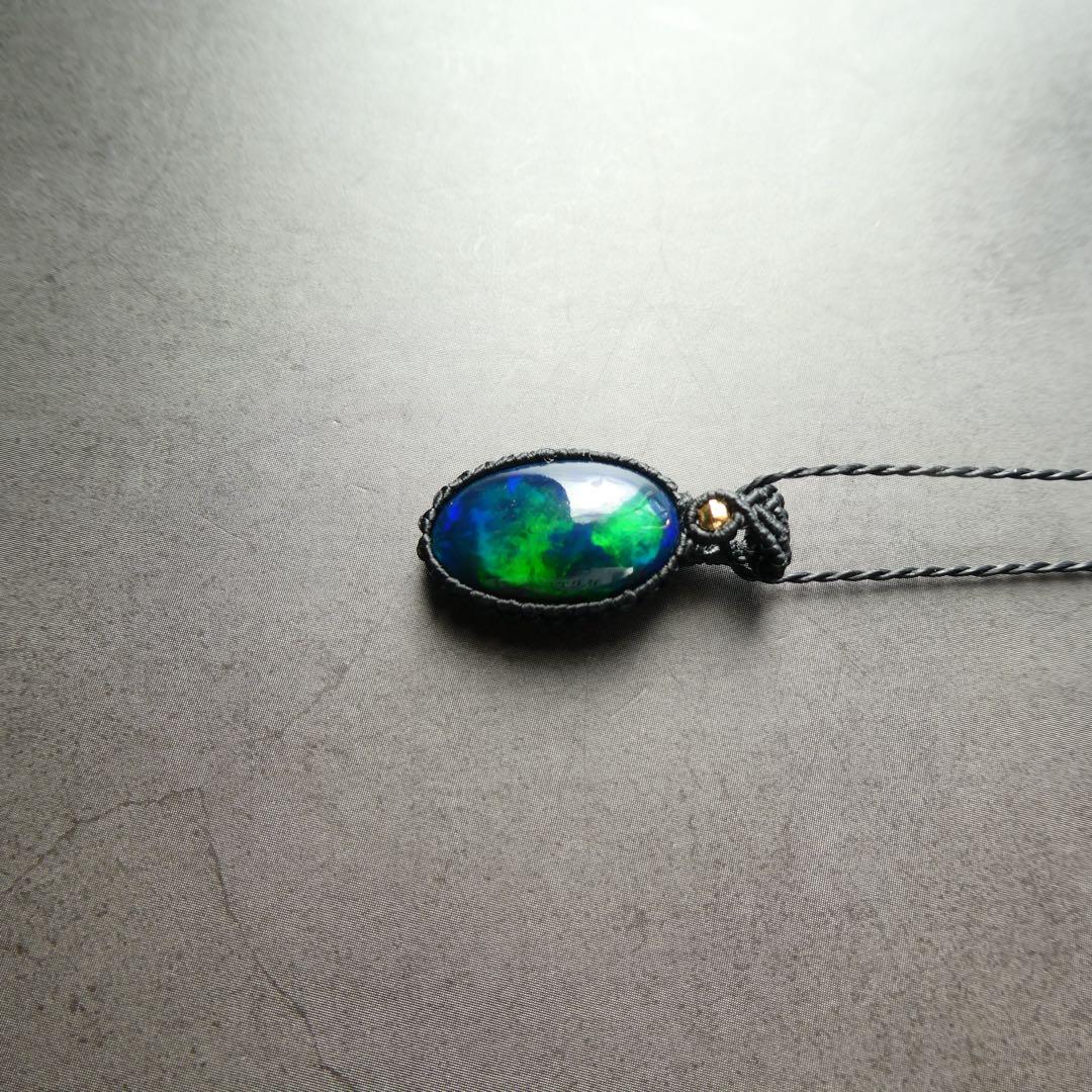 上カルビ　大粒ブラックオパールのマクラメネックレス