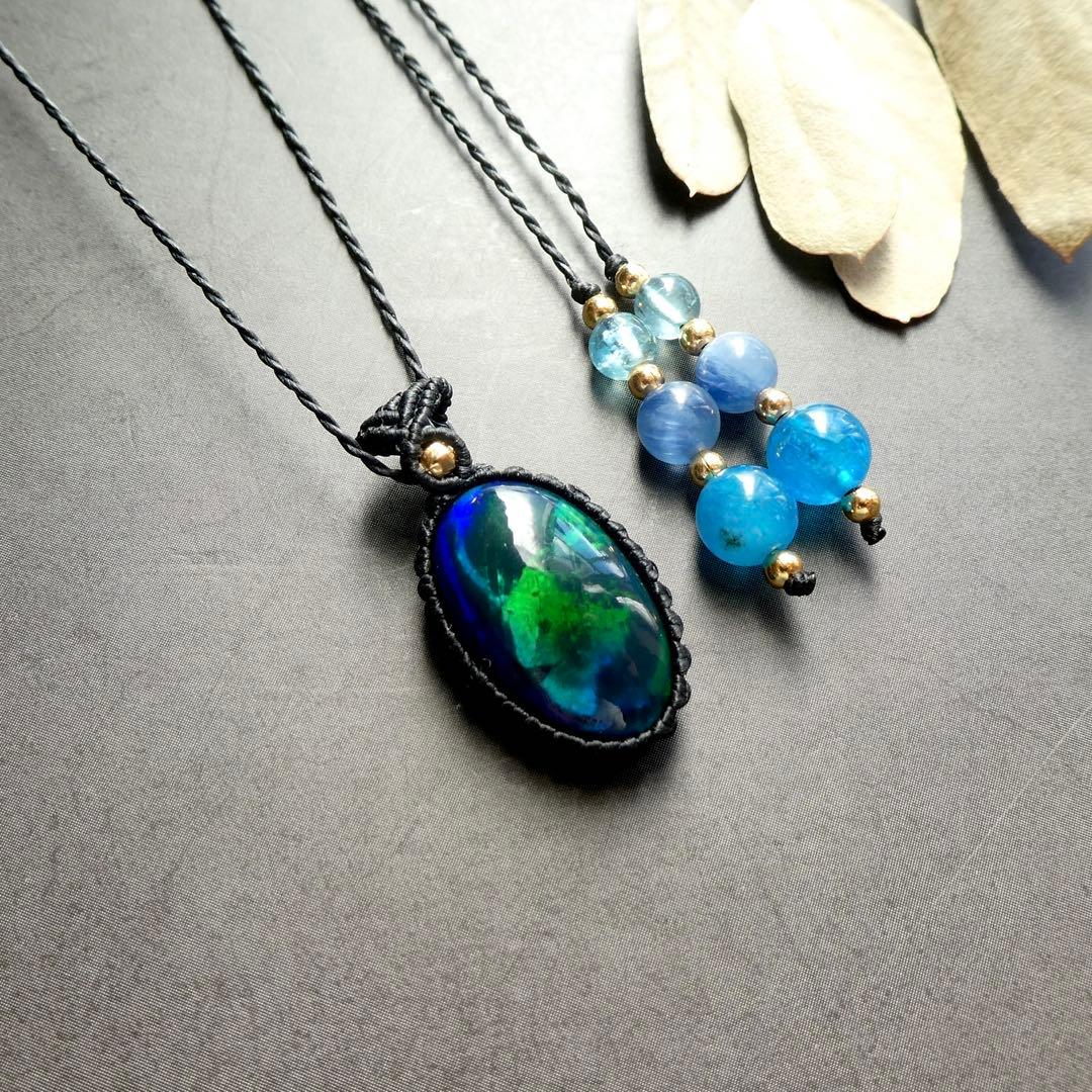 上カルビ　大粒ブラックオパールのマクラメネックレス