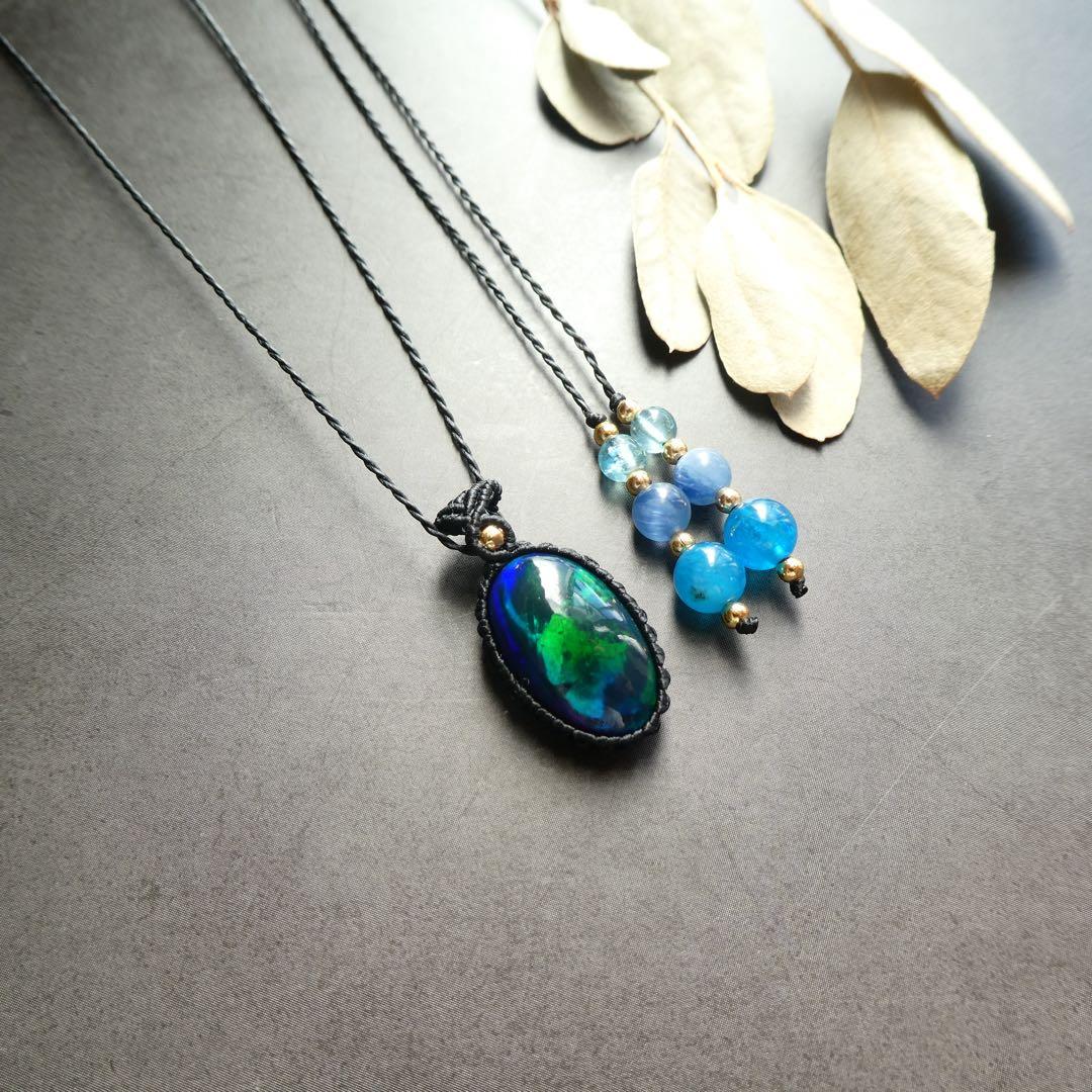 上カルビ　大粒ブラックオパールのマクラメネックレス