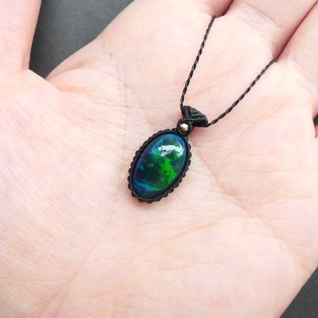 上カルビ　大粒ブラックオパールのマクラメネックレス