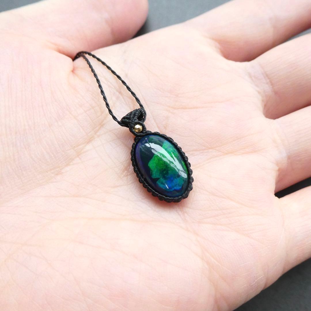 上カルビ　大粒ブラックオパールのマクラメネックレス