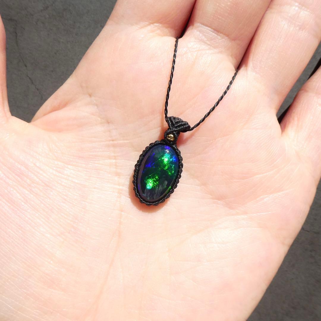 上カルビ　大粒ブラックオパールのマクラメネックレス