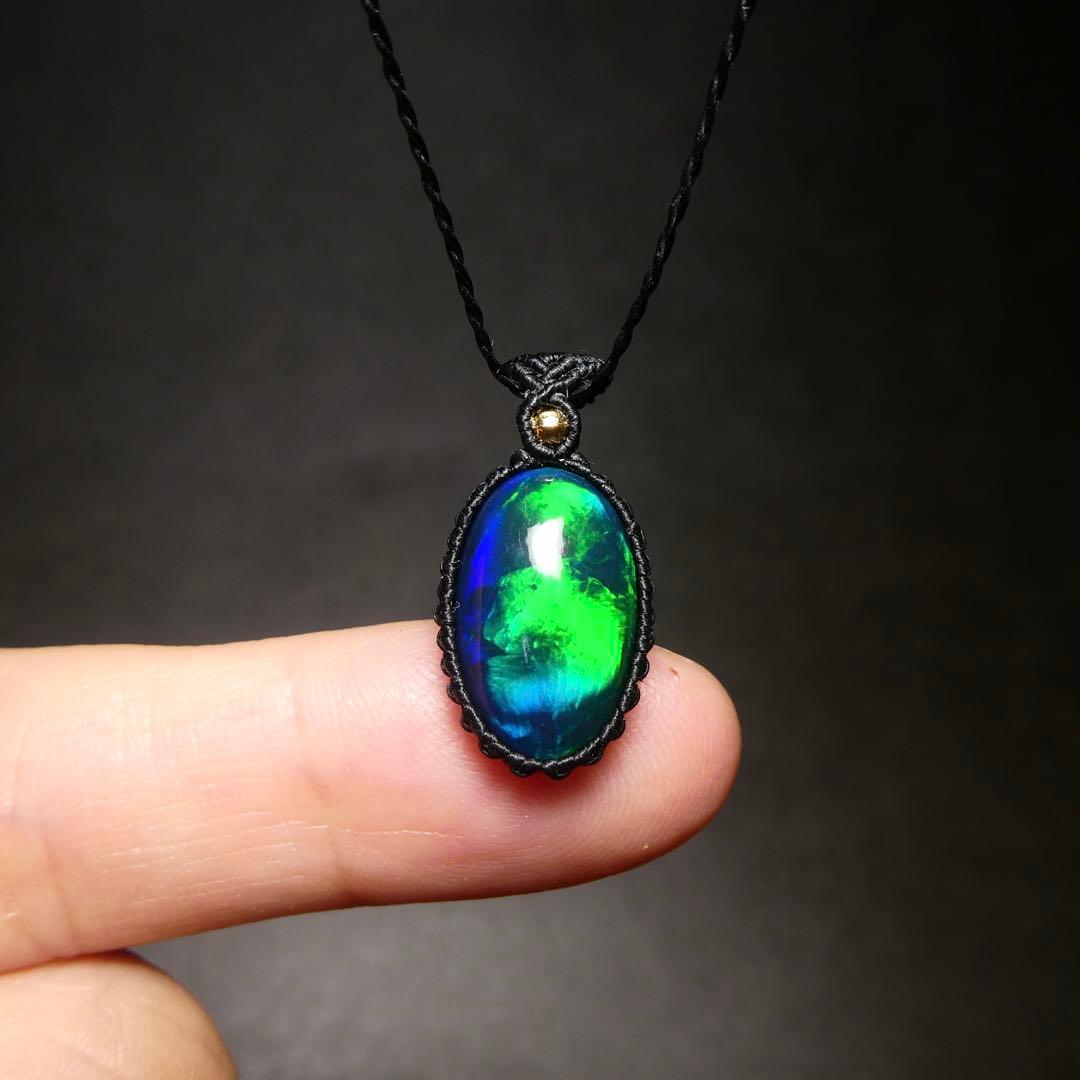 上カルビ　大粒ブラックオパールのマクラメネックレス