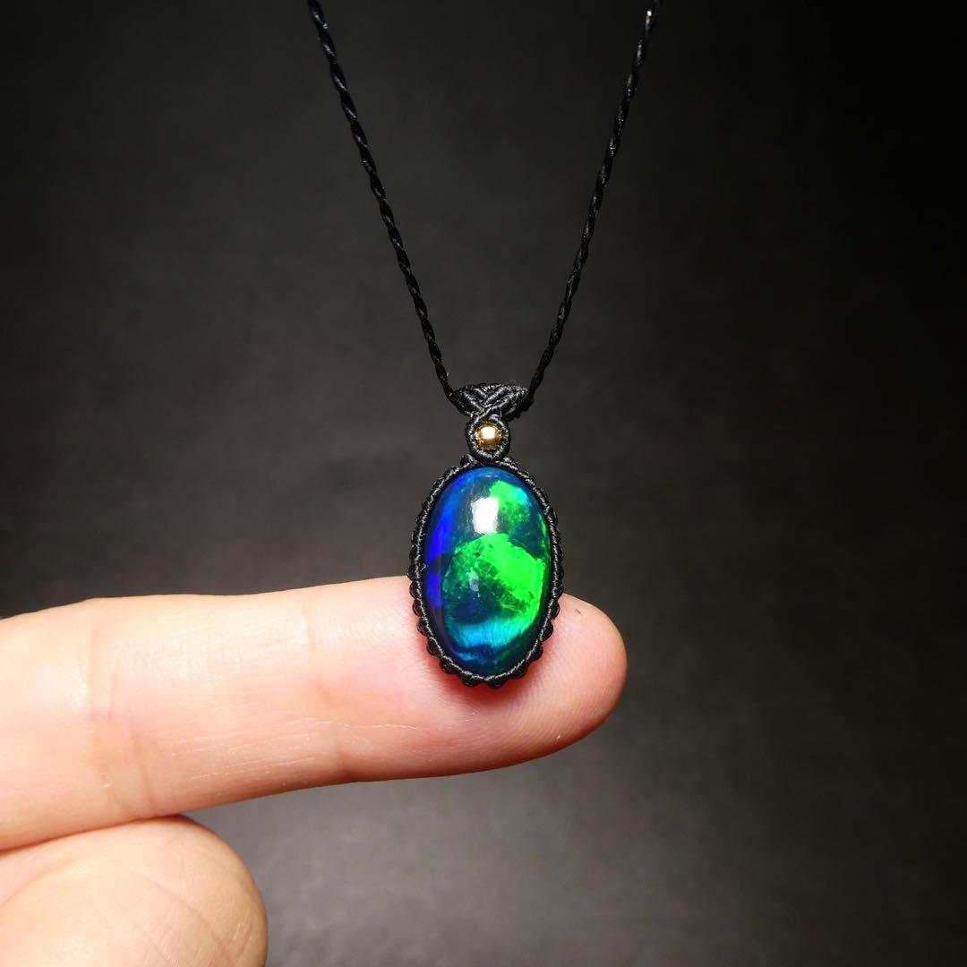 上カルビ　大粒ブラックオパールのマクラメネックレス