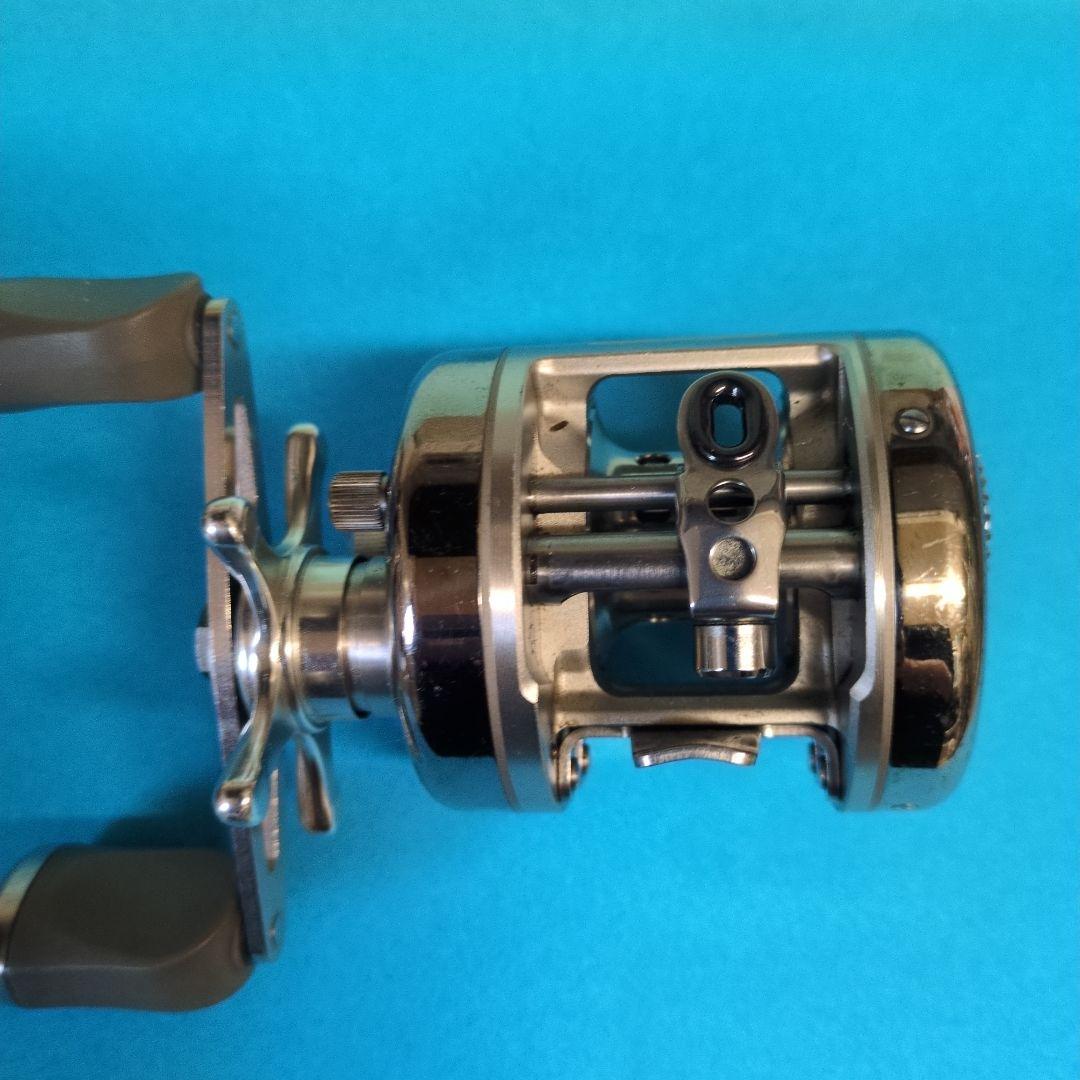 リール VARIUS M300