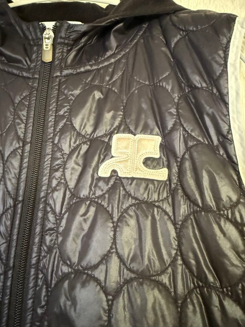 クレージュ　黒　キルティングフード付きジップベスト