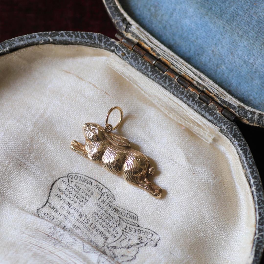 イギリスヴィンテージ　K9　うさぎチャーム/アンティークネックレスリングK18