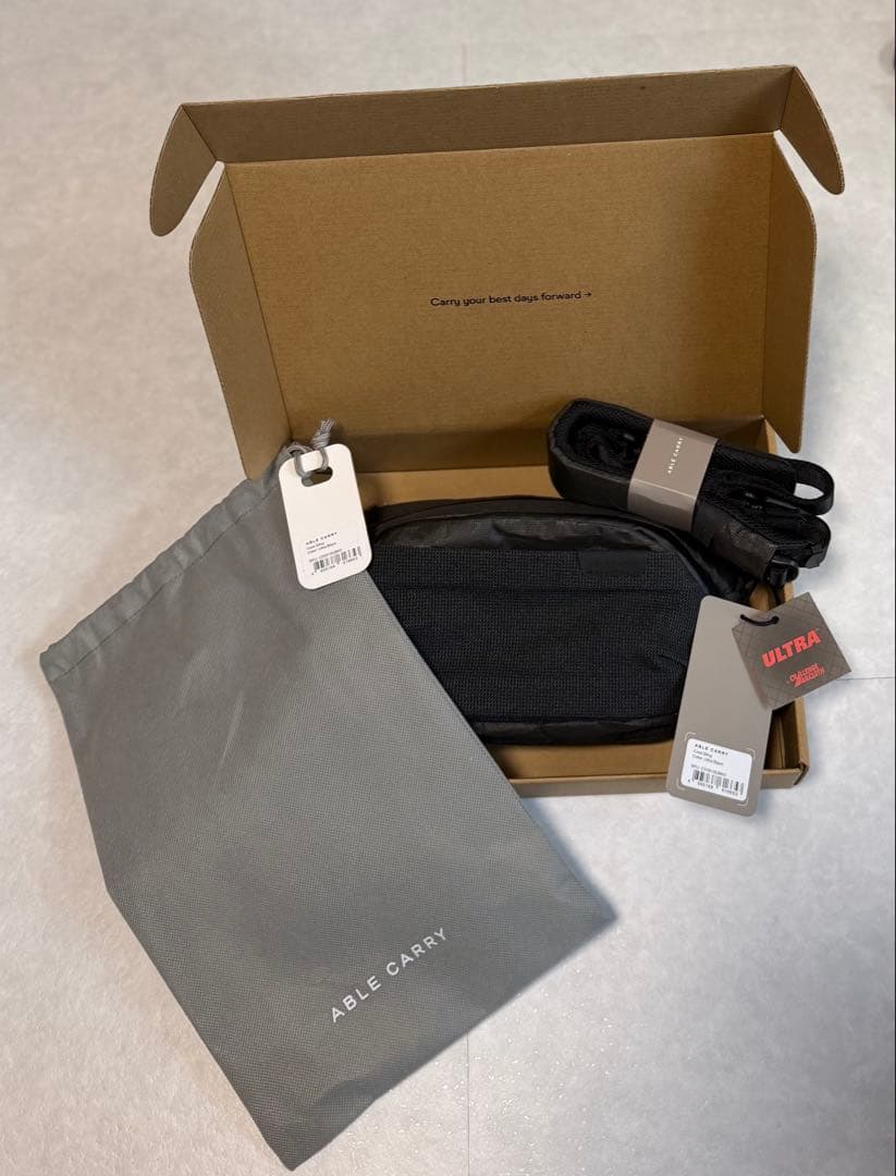 バッグ ABLE CARRY Core Sling Ultra Black 2.5L