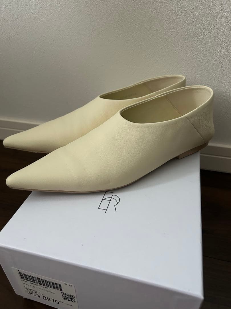 ETRE TOKYO クリーム色 ポインテッドレザースリッポン 37