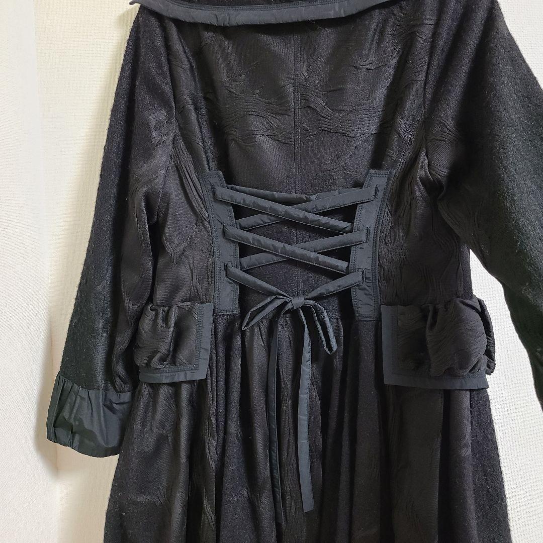 EIKO KONDO 黒フリル襟付きロングコート／Aライン／バック編上げデザイン