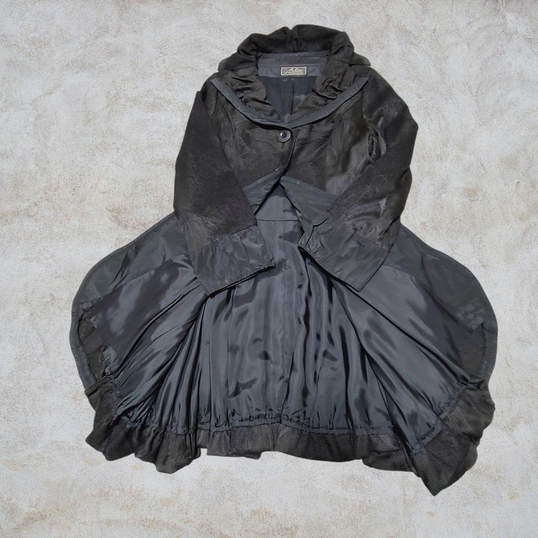 EIKO KONDO 黒フリル襟付きロングコート／Aライン／バック編上げデザイン