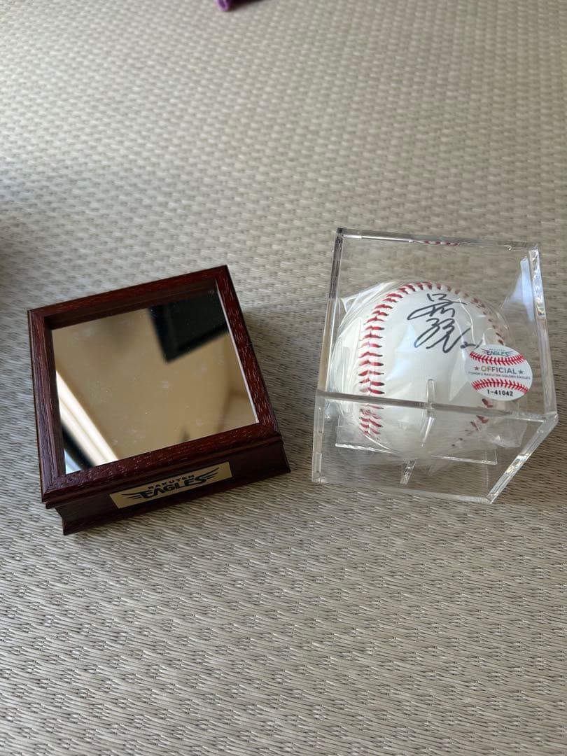 楽天イーグルス 早川選手 直筆 サインボール 鏡面台付 2022