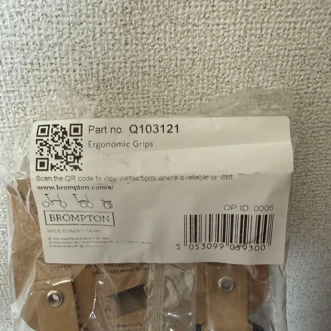 Ergonomic Grips とSuperlight Saddle サドル