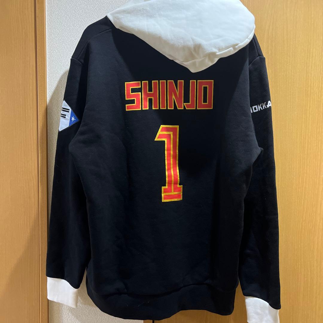 限定品北海道日本ハムファイターズ　ロゴ 箔プリントフーディー（新庄 剛志 #1）