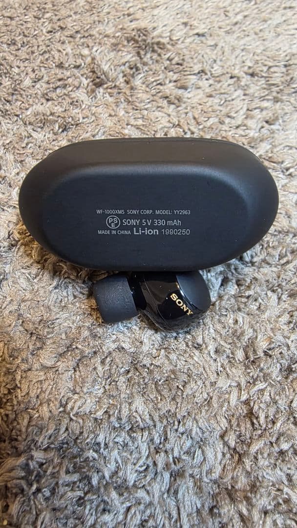 SONY「WF-1000XM5」（黒） 右耳・充電ケース