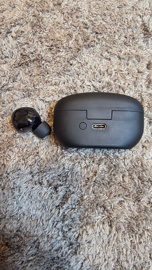 SONY「WF-1000XM5」（黒） 右耳・充電ケース