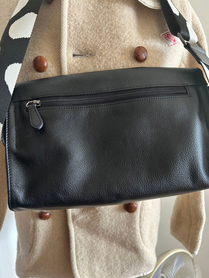 ⭐︎大人気earパピヨネドット柄ストラップの黒ショルダーバッグ