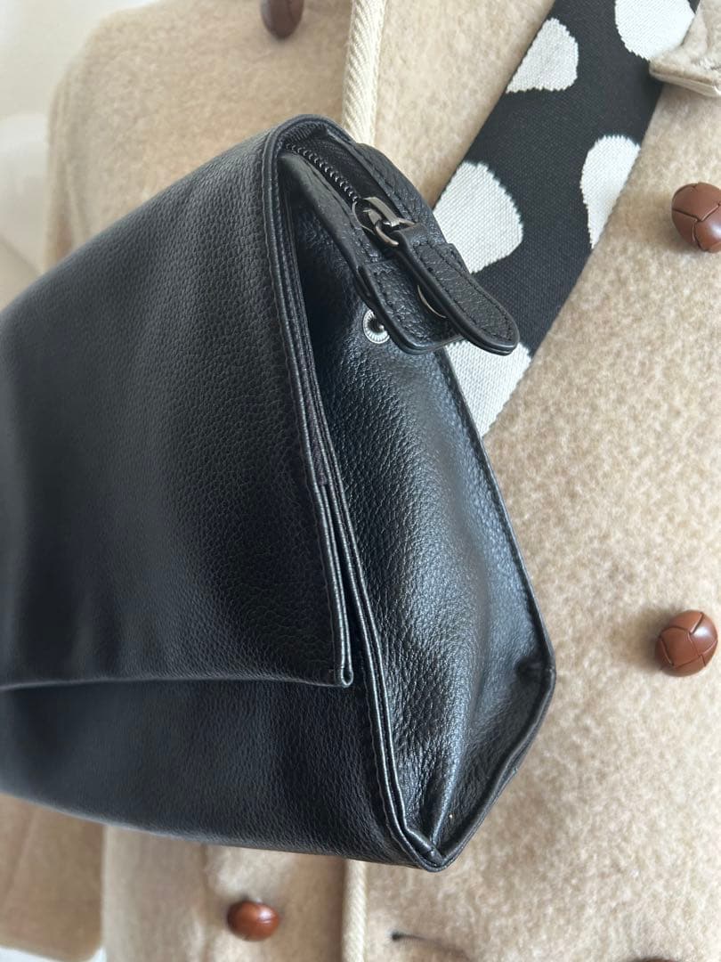 ⭐︎大人気earパピヨネドット柄ストラップの黒ショルダーバッグ