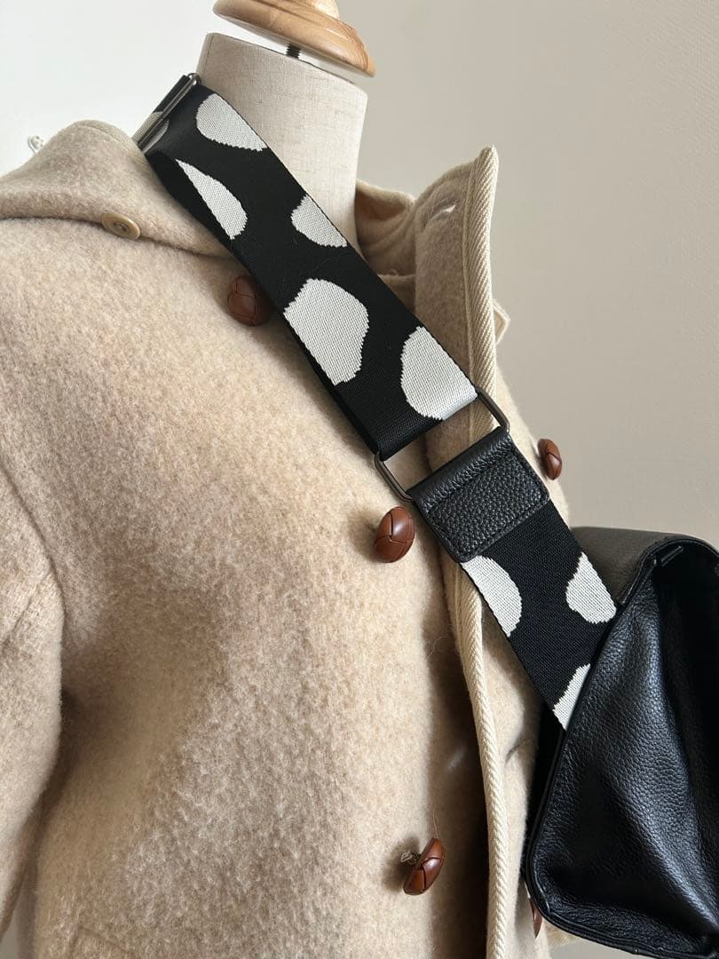 ⭐︎大人気earパピヨネドット柄ストラップの黒ショルダーバッグ