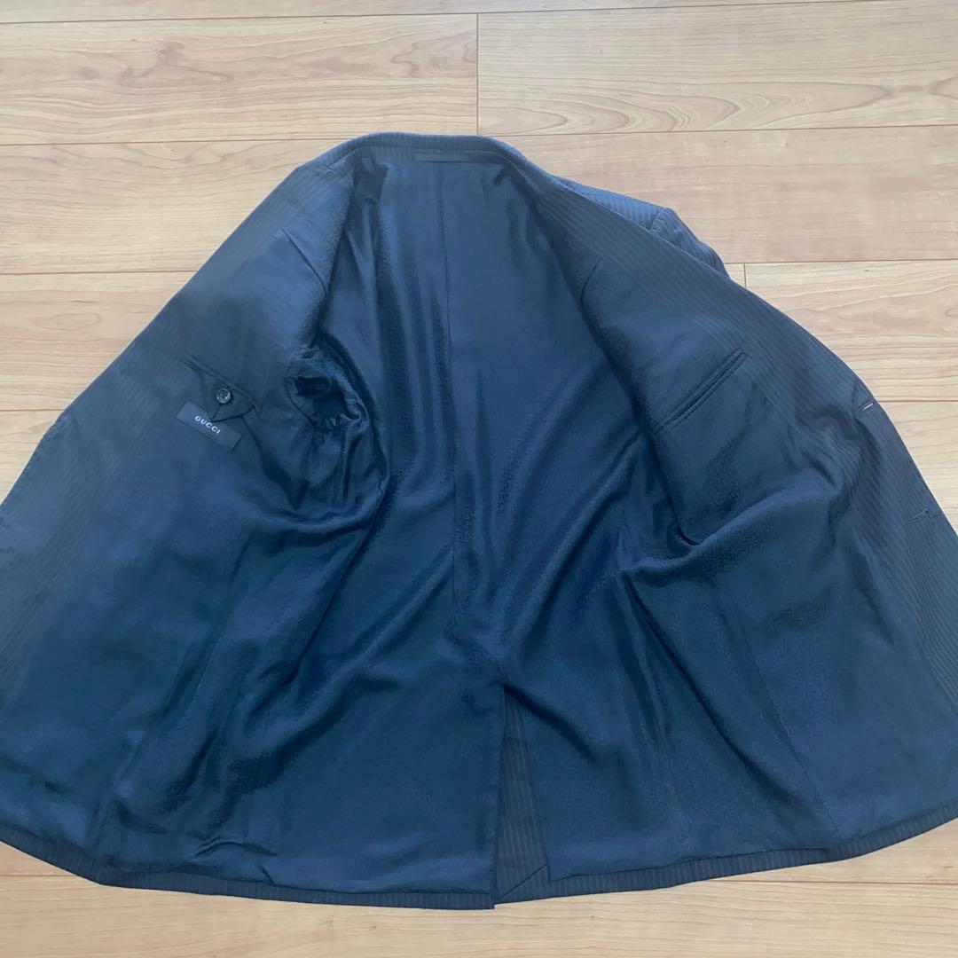 GUCCIストライプスーツブラックにネイビーストライプ52