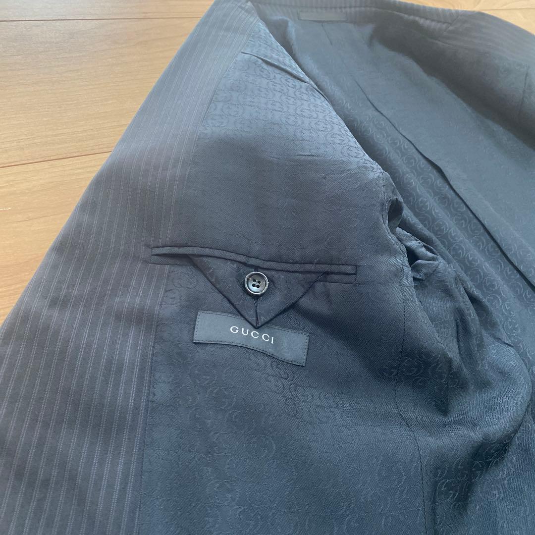 GUCCIストライプスーツブラックにネイビーストライプ52