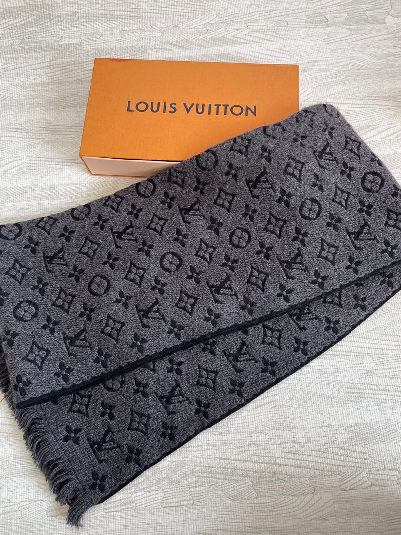 LOUIS VUITTON ヴィトン　グレー マフラー