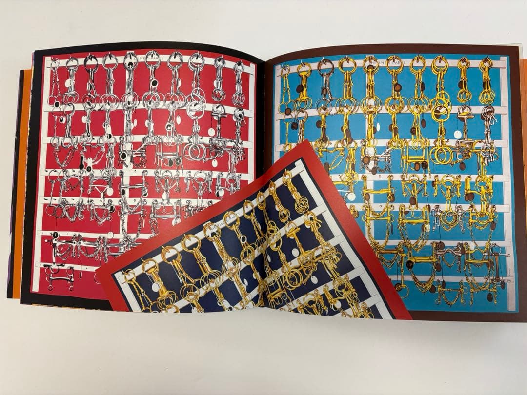 THE HERMÈS SCARF 歴史と神秘　美品