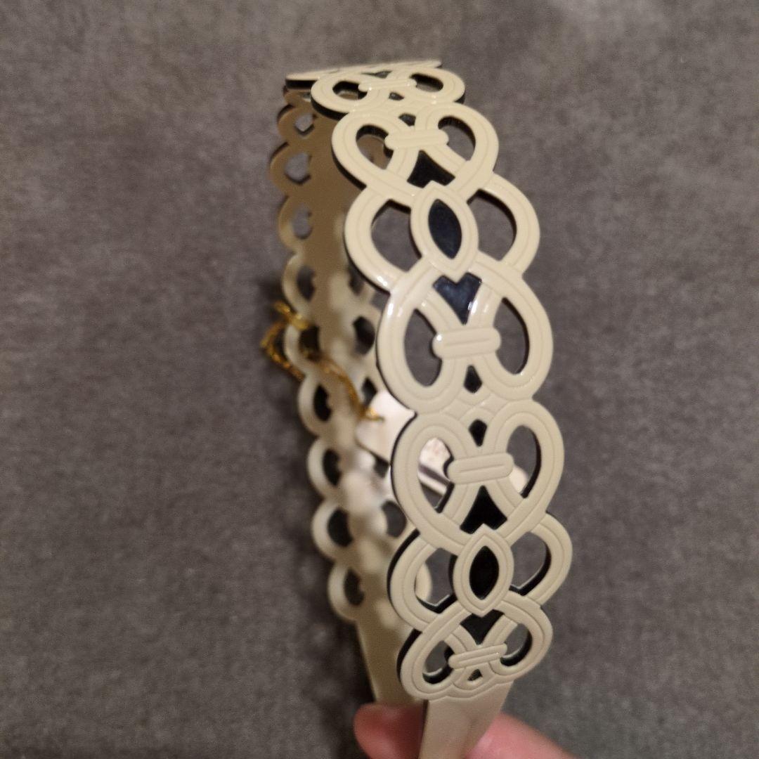 期間限定値下げ！【新品未使用】ALEXANDREアイボリー 透かし柄カチューシャ