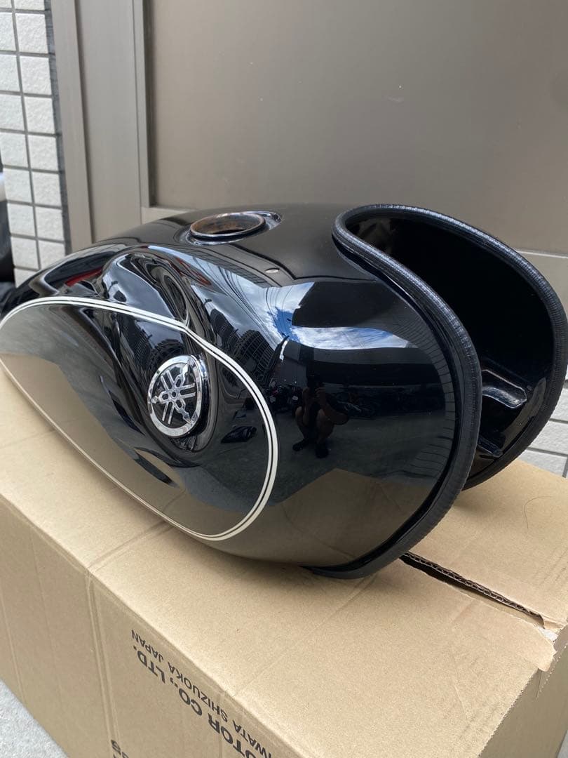 SR400 FIタンク　凹み有　エンブレム無し