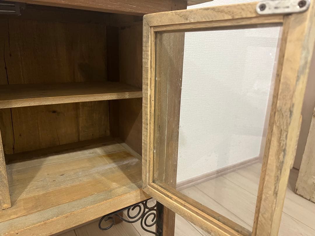 【Sale最終価格】 脚のアイアン飾りが素敵な脚飾付フレンチキャビネット