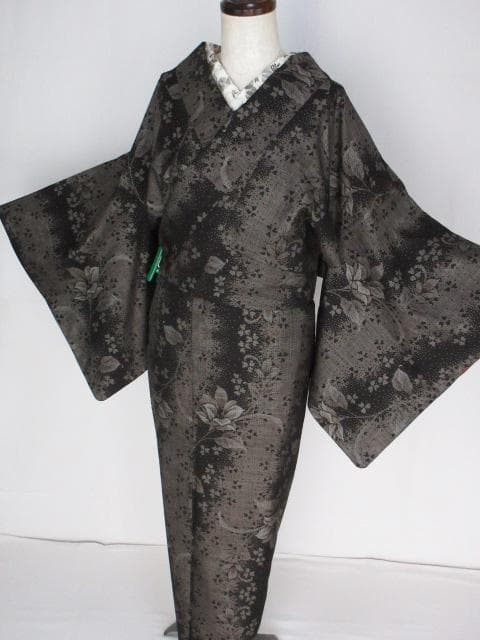 未着用に近い！純泥染＊７マルキ＊本場奄美大島紬＊幻想的＊着物＊１６０ｃｍ＊裄６４