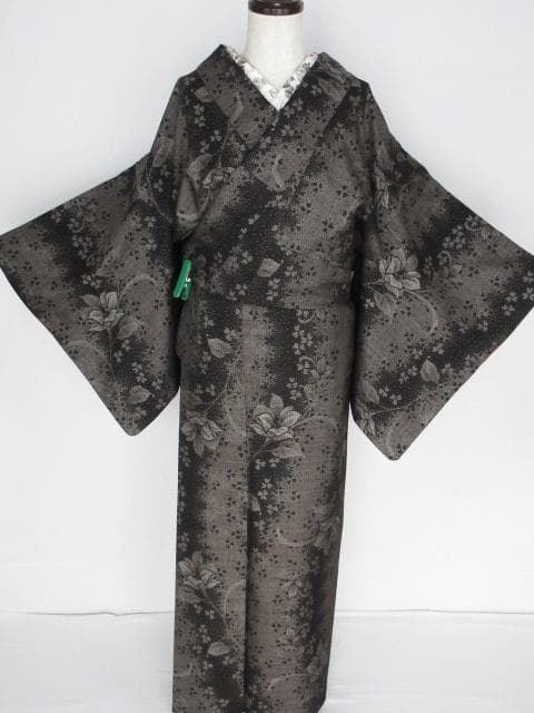 未着用に近い！純泥染＊７マルキ＊本場奄美大島紬＊幻想的＊着物＊１６０ｃｍ＊裄６４