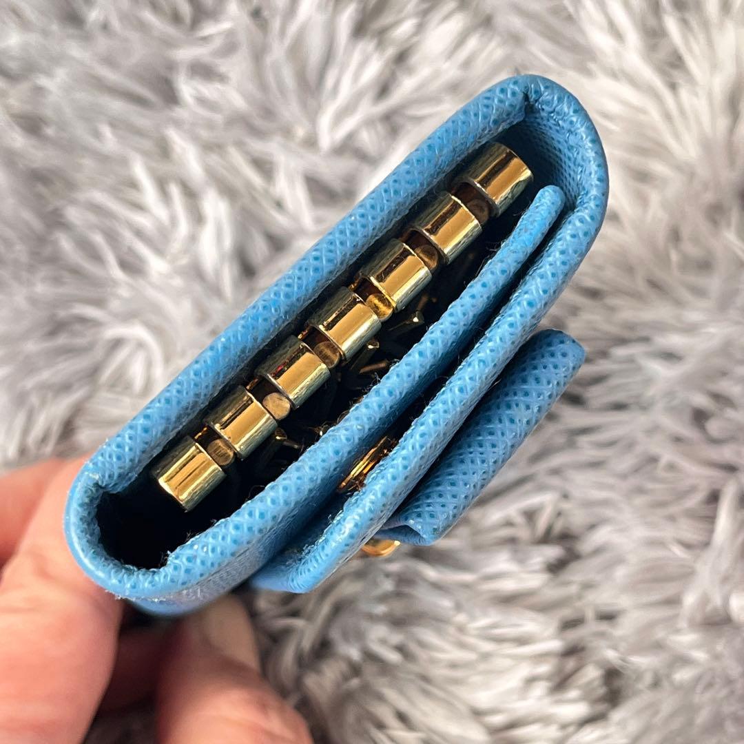 美品✨PRADA キーケース6連　ゴールドロゴ　サフィアーノ　水色