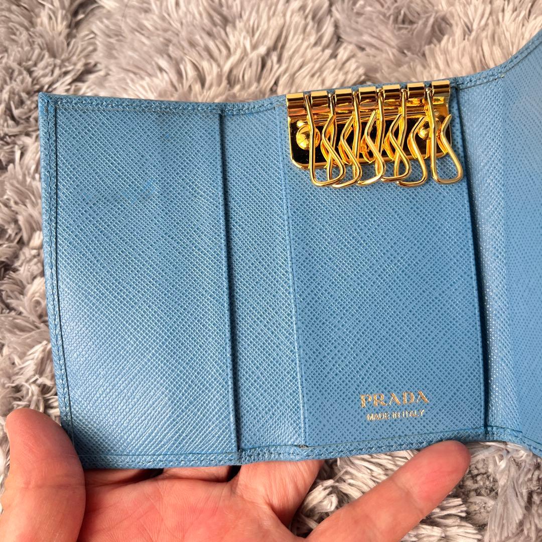 美品✨PRADA キーケース6連　ゴールドロゴ　サフィアーノ　水色