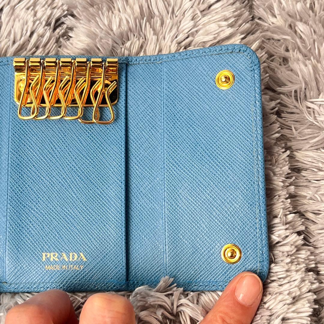 美品✨PRADA キーケース6連　ゴールドロゴ　サフィアーノ　水色