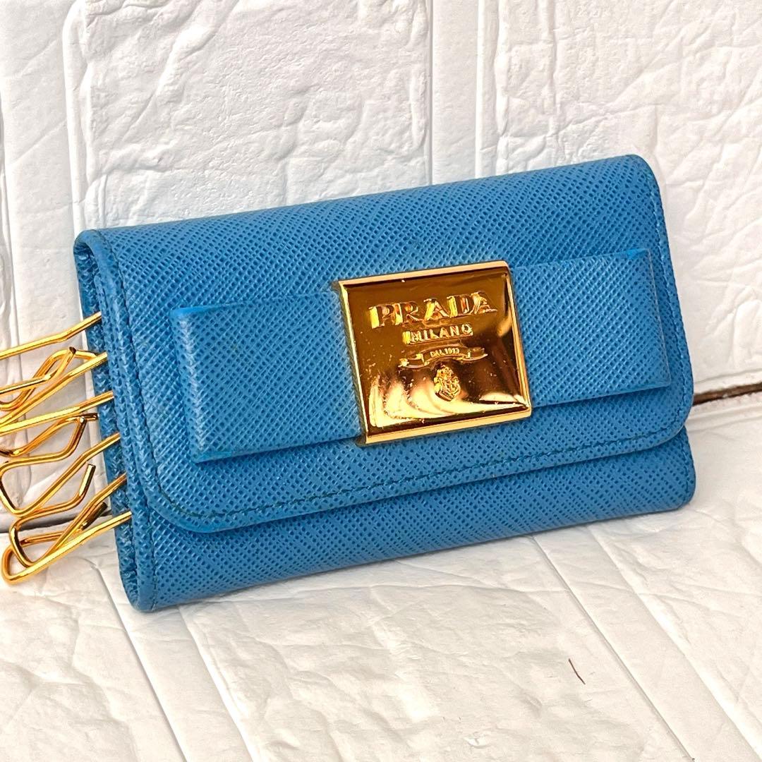 美品✨PRADA キーケース6連　ゴールドロゴ　サフィアーノ　水色