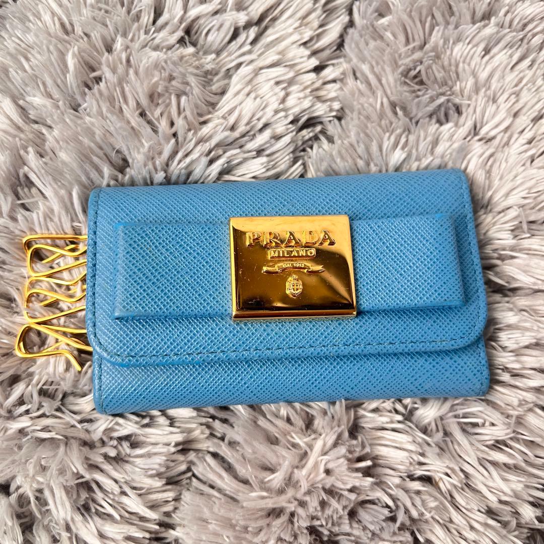 美品✨PRADA キーケース6連　ゴールドロゴ　サフィアーノ　水色