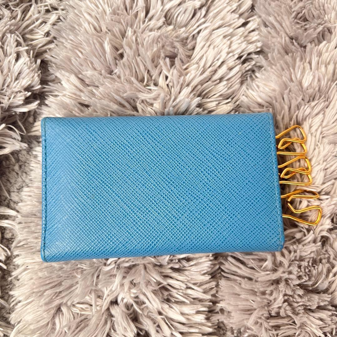 美品✨PRADA キーケース6連　ゴールドロゴ　サフィアーノ　水色