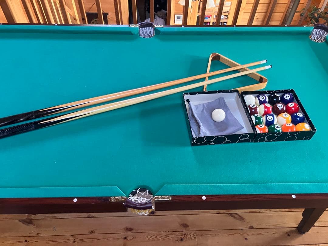 ビリヤードテーブル 緑色のフェルト付き