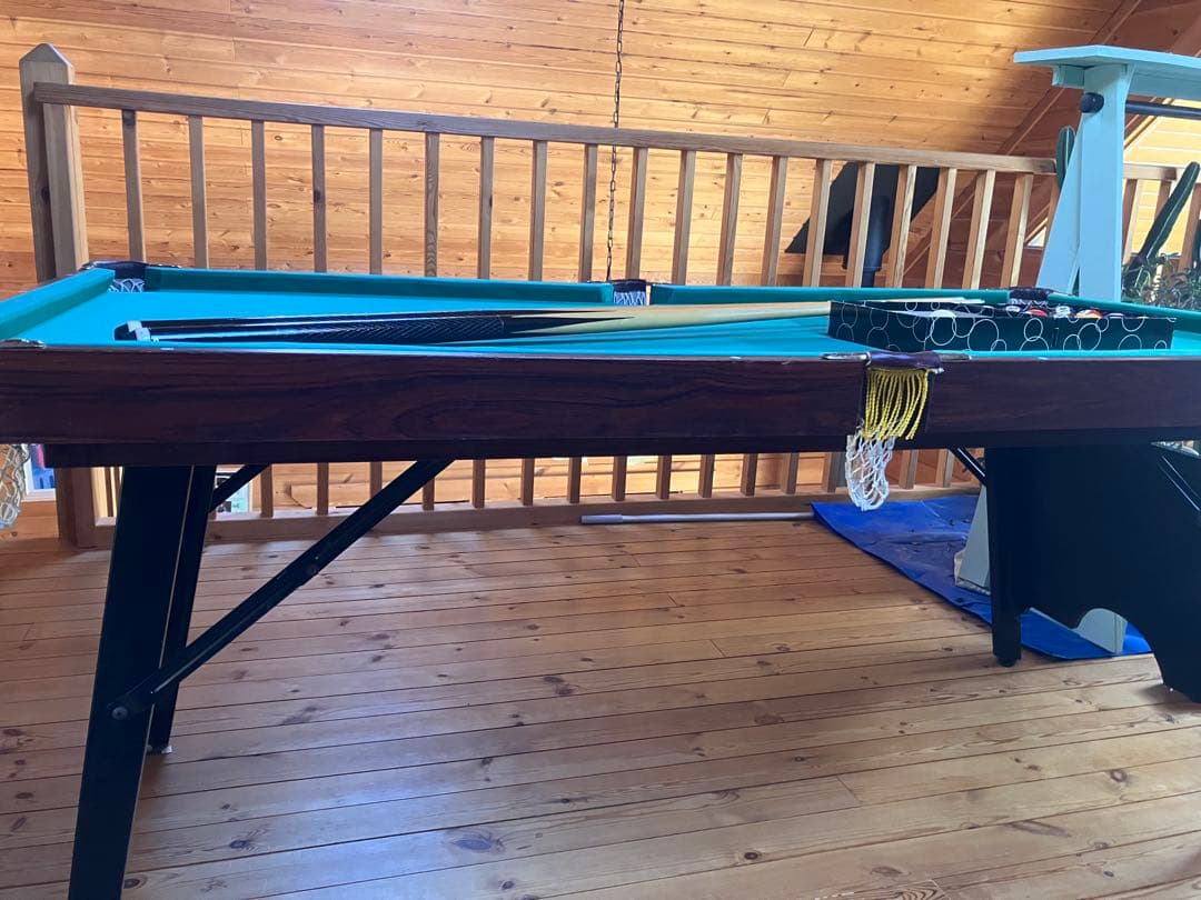 ビリヤードテーブル 緑色のフェルト付き