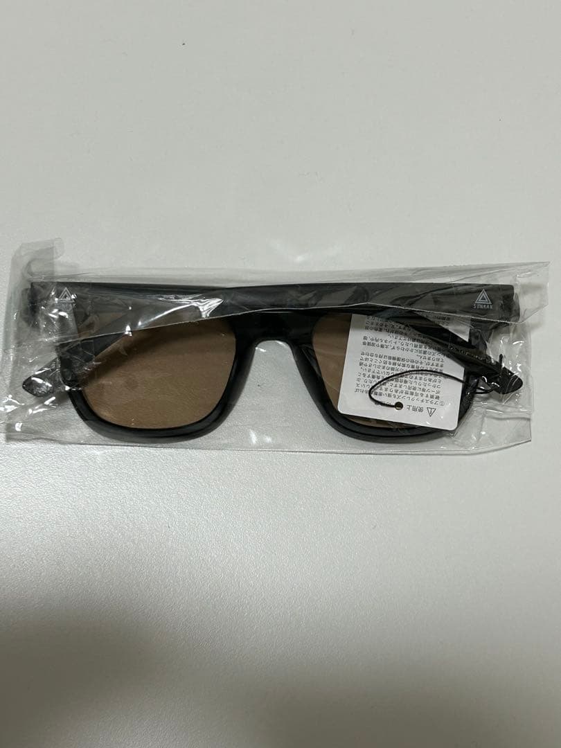 ブラックフレーム ブラウンレンズ サングラス
