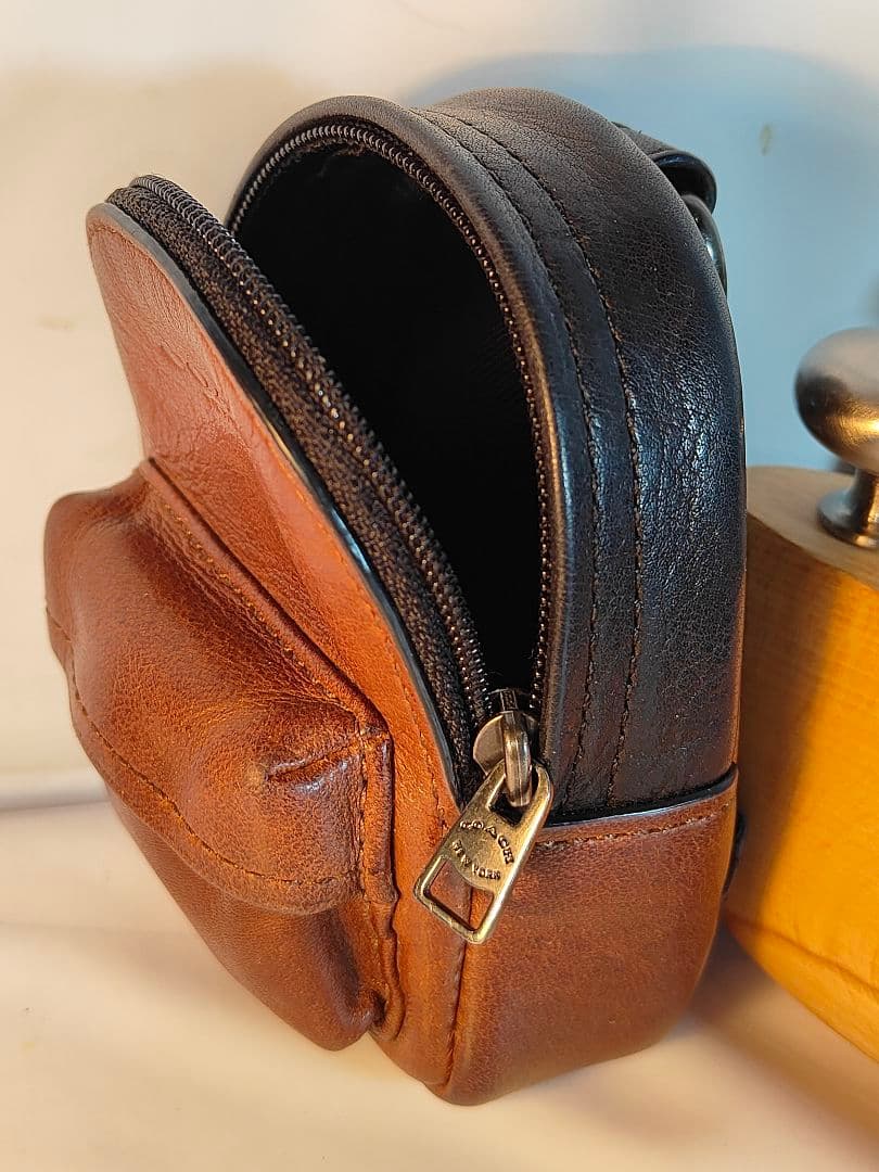 【極美品】COACH コーチ正規品　高級バックチャーム　本革ツートンキーホルダー