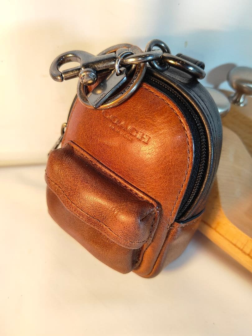 【極美品】COACH コーチ正規品　高級バックチャーム　本革ツートンキーホルダー