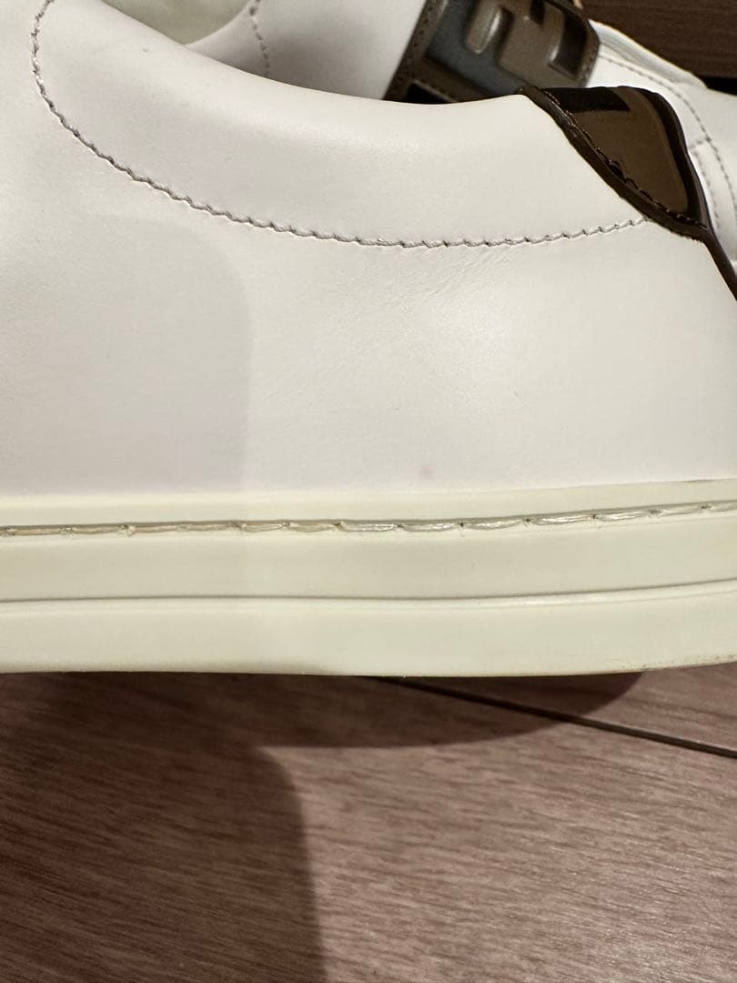 FENDI レディース ホワイトレザー ベルト付きスニーカー (着用回数３回)