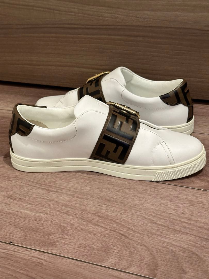 FENDI レディース ホワイトレザー ベルト付きスニーカー (着用回数３回)