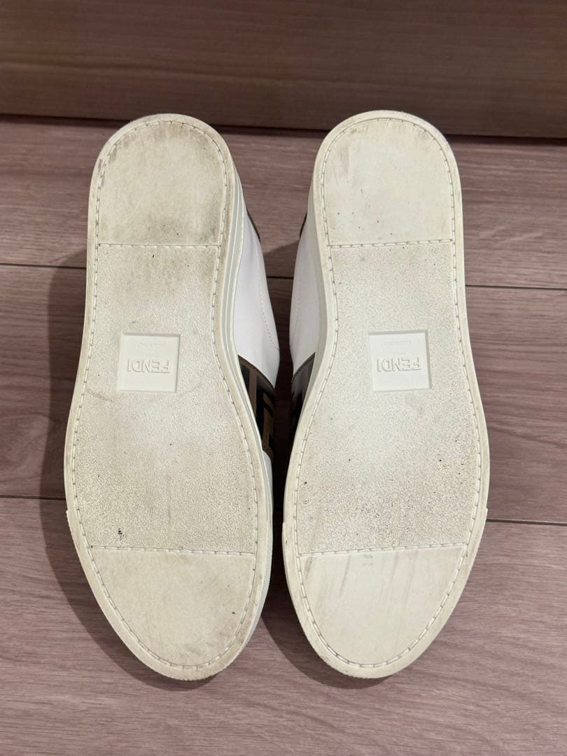 FENDI レディース ホワイトレザー ベルト付きスニーカー (着用回数３回)