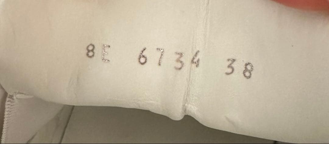 FENDI レディース ホワイトレザー ベルト付きスニーカー (着用回数３回)