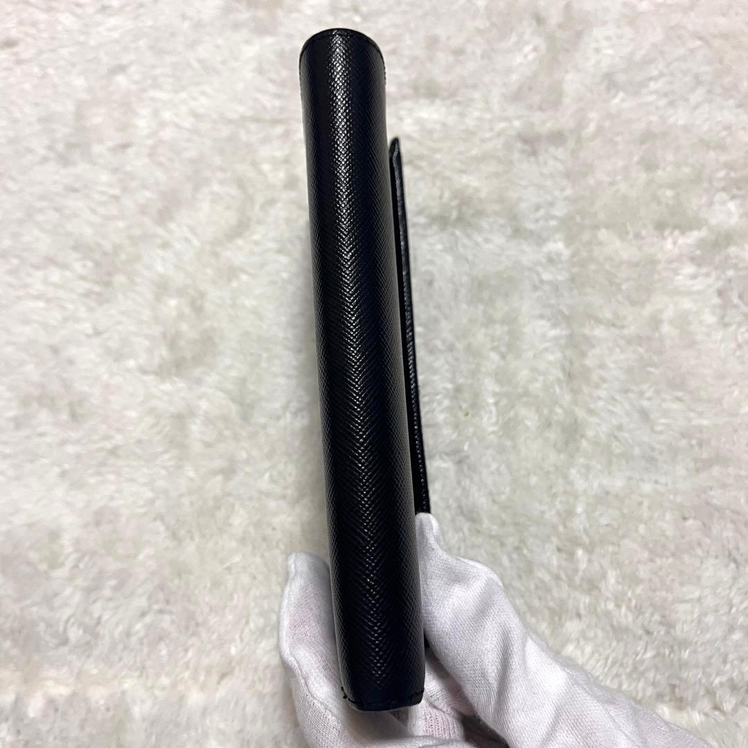 プラダ　三つ折り　サフィアーノレザー　三角ロゴ