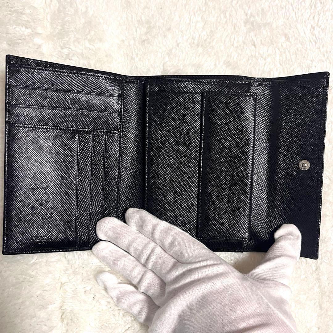 プラダ　三つ折り　サフィアーノレザー　三角ロゴ