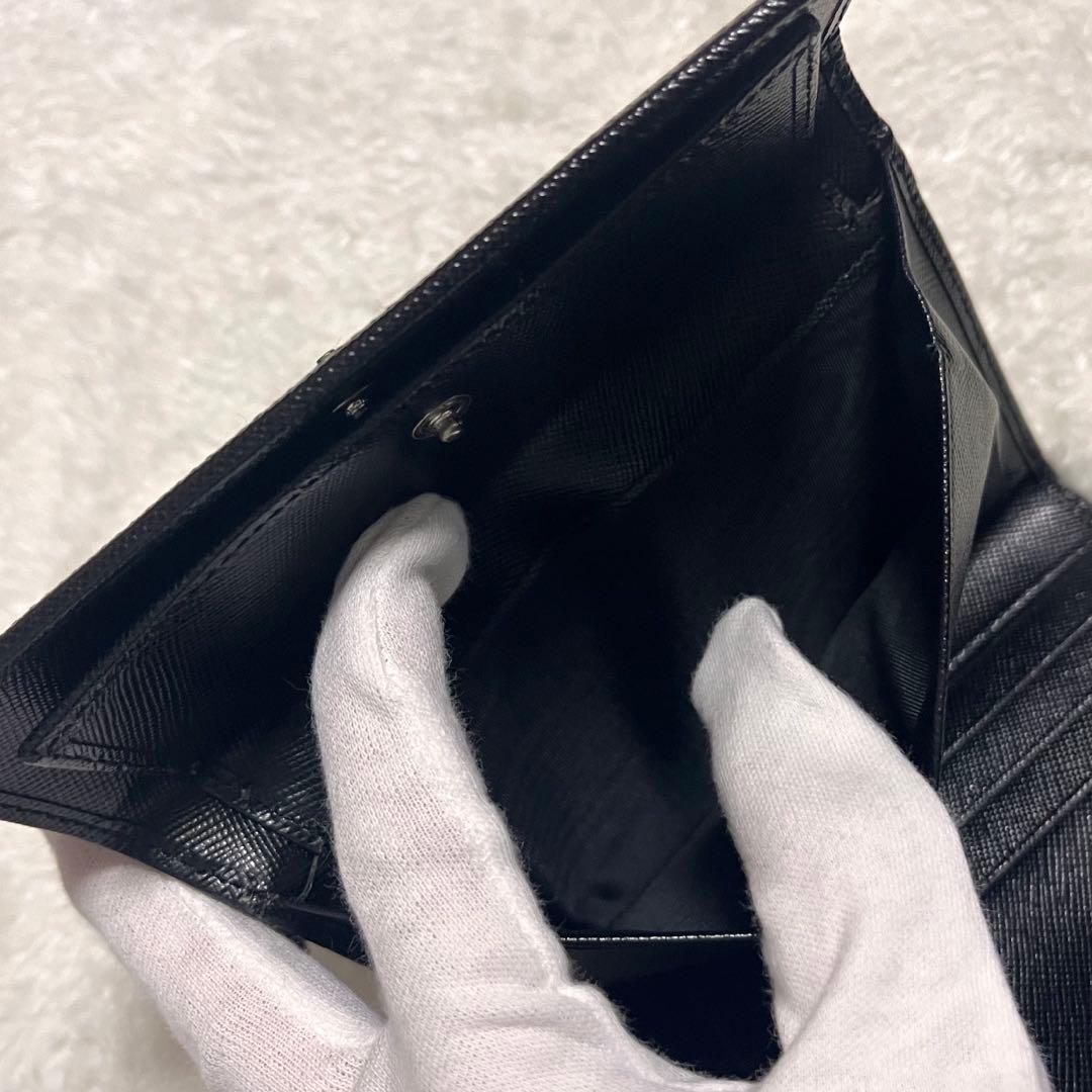 プラダ　三つ折り　サフィアーノレザー　三角ロゴ